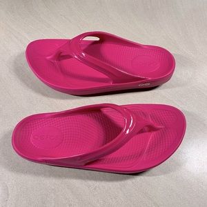 Oofos Oolala NWOT in Raspberry Pink!  Women’s Size 8.